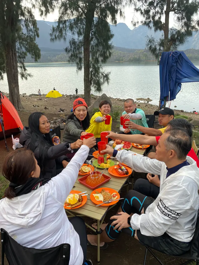 Group sharing dinner at the lakeside camp beside Segara Anak